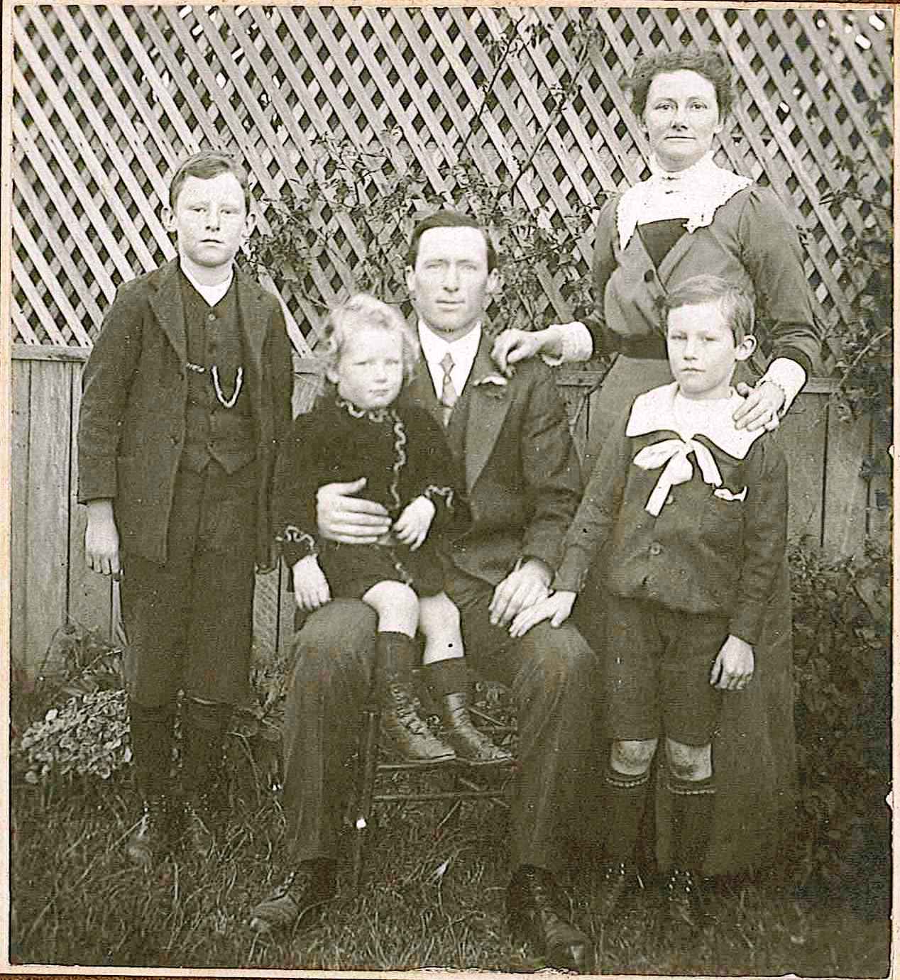 William and Ruth Springett and Family c1910